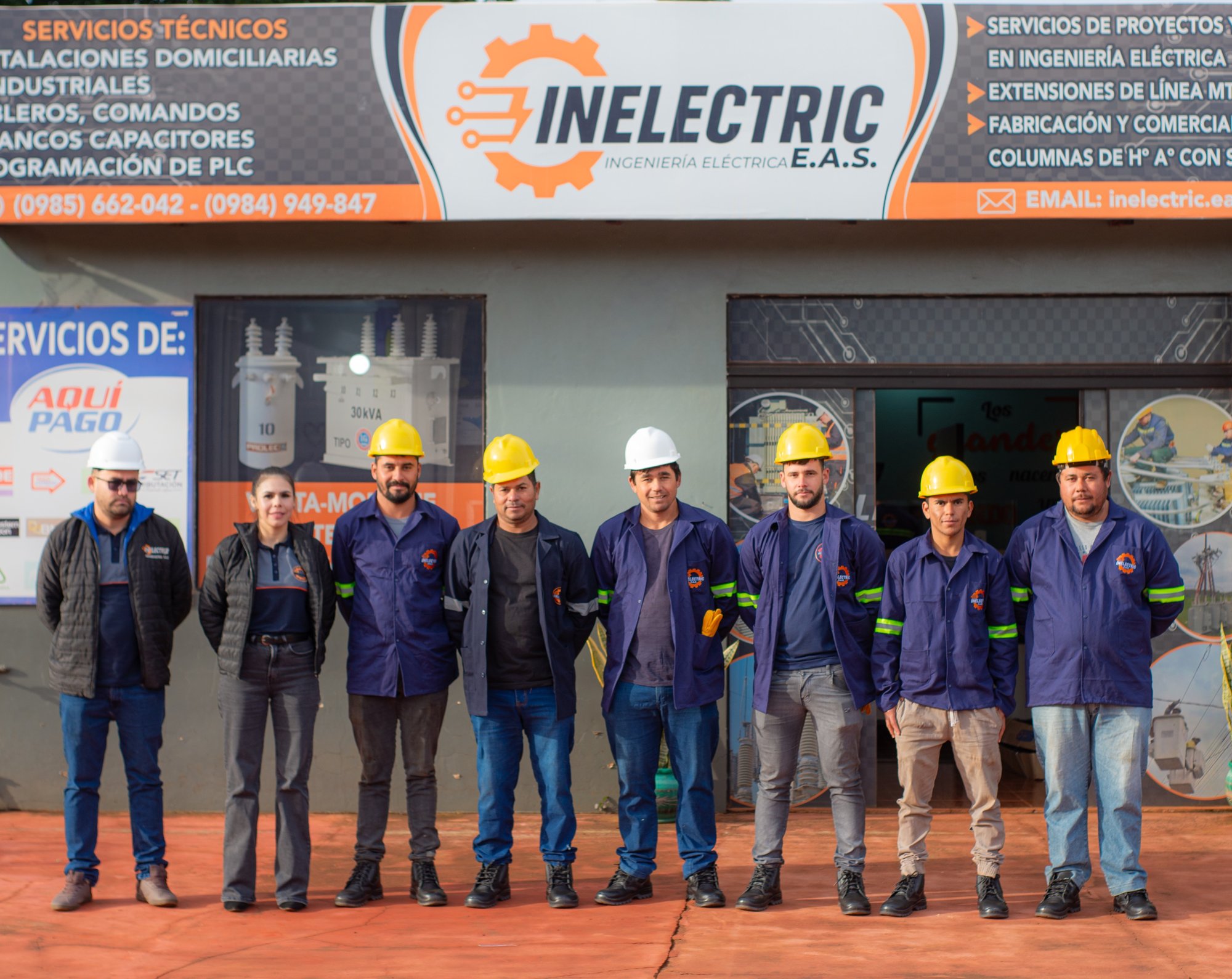 Equipo de INELECTRIC EAS frente a la fachada de la empresa, María Auxiliadora, Itapúa