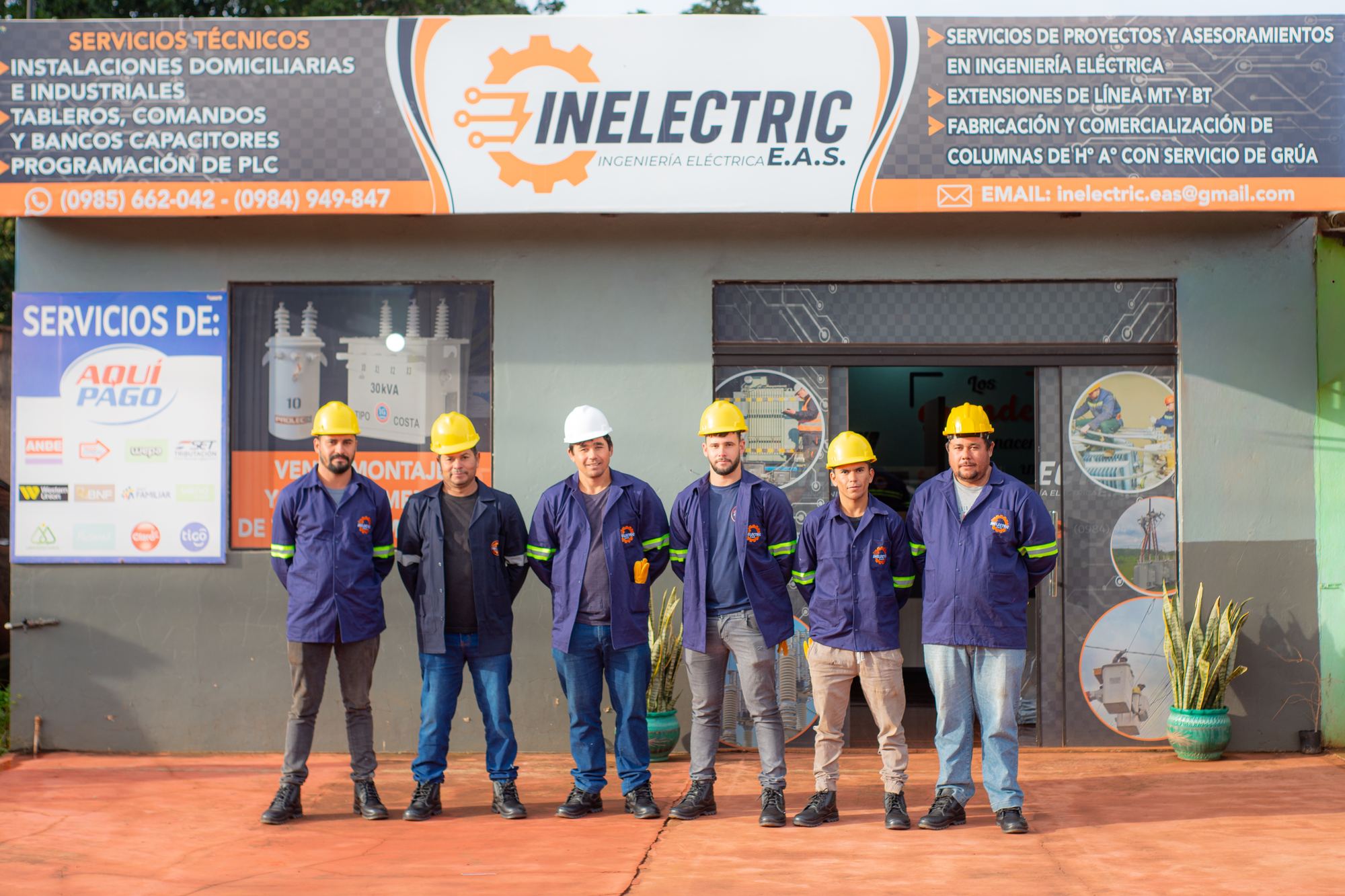 Equipo de INELECTRIC EAS frente a la fachada de la empresa