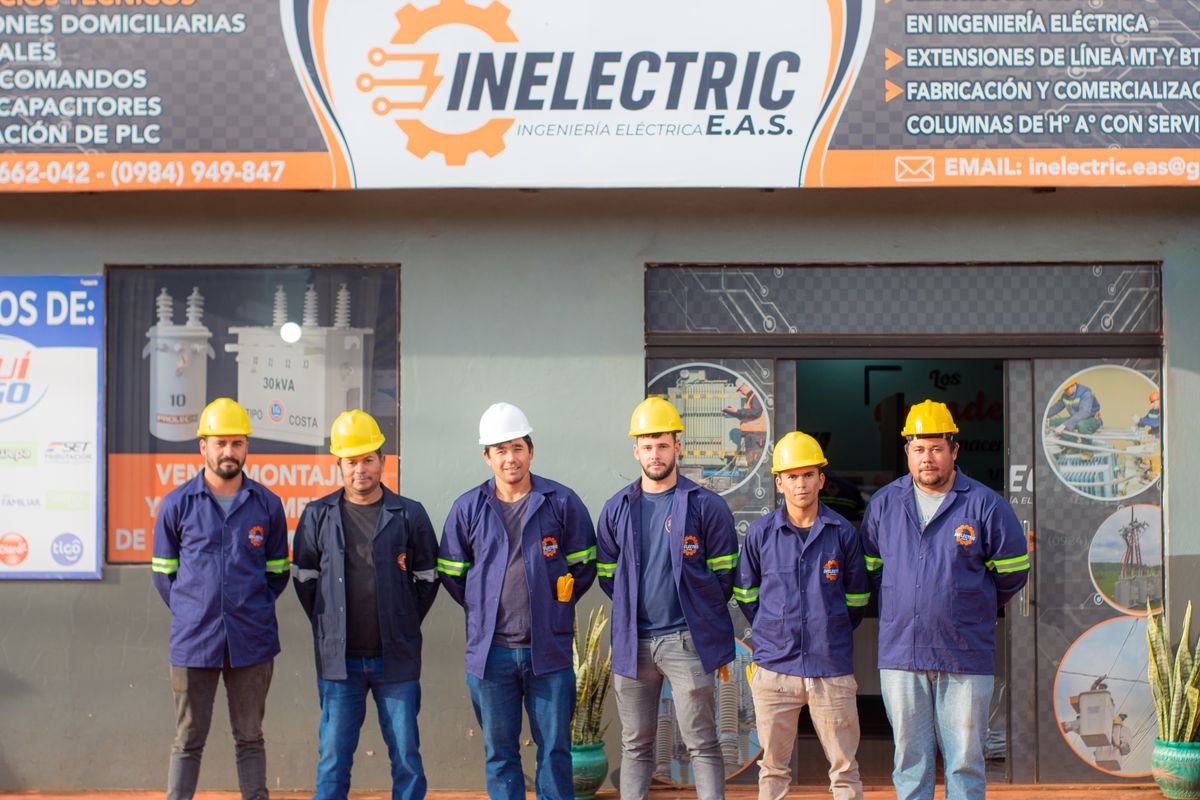 Equipo INELECTRIC EAS frente a la oficina